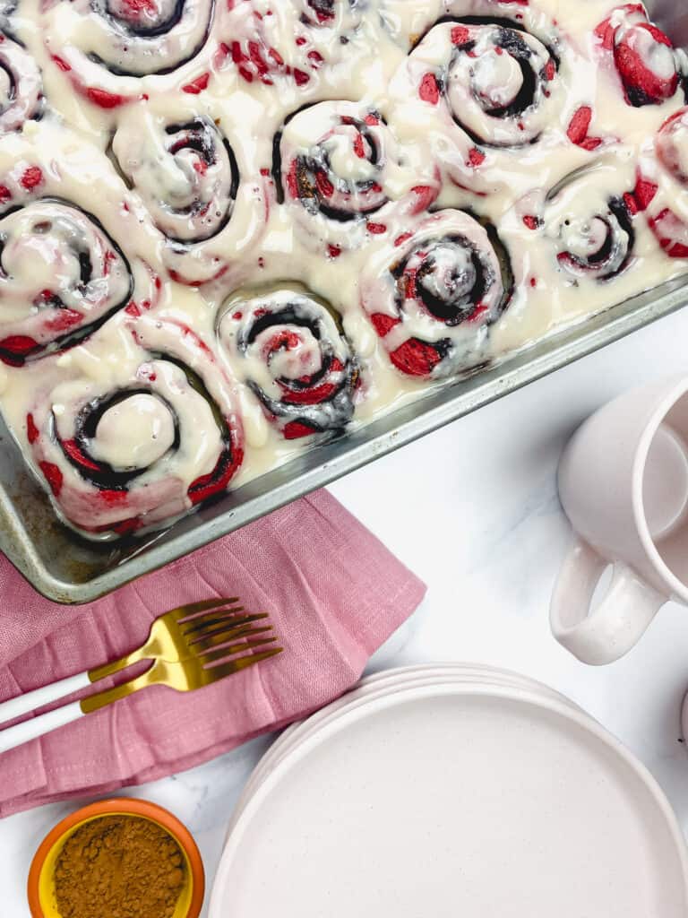 red-velvet-cinnamon-roll-_7091