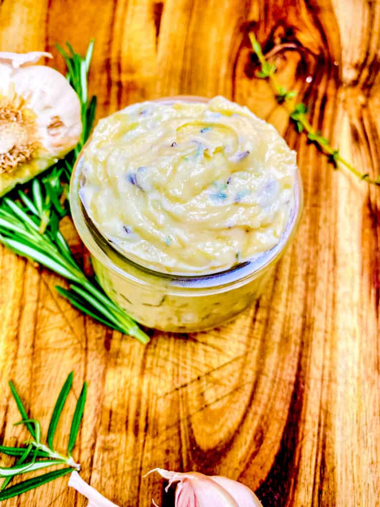 roasted garlic herb butter_4960
