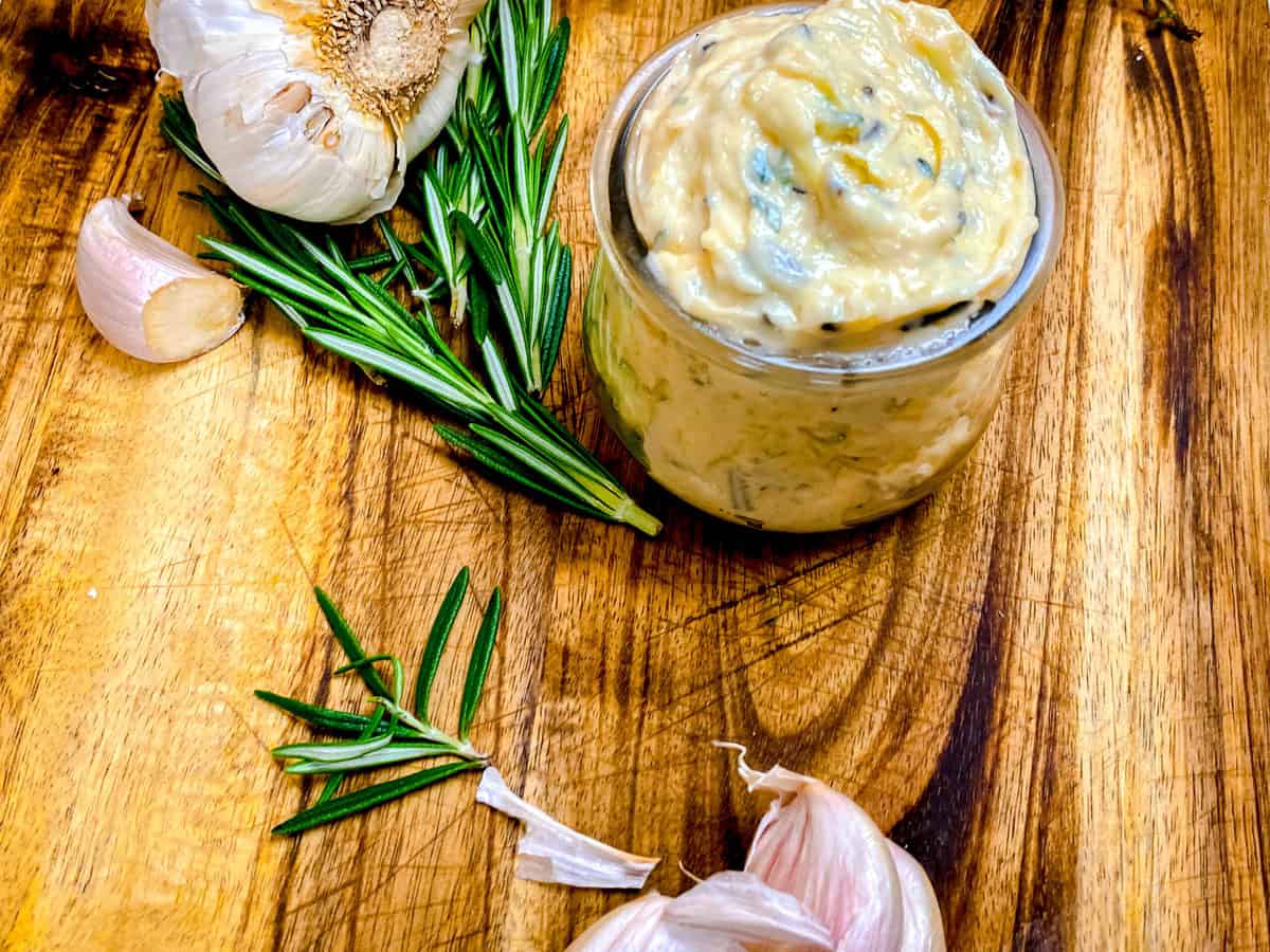 roasted garlic herb butter_4965