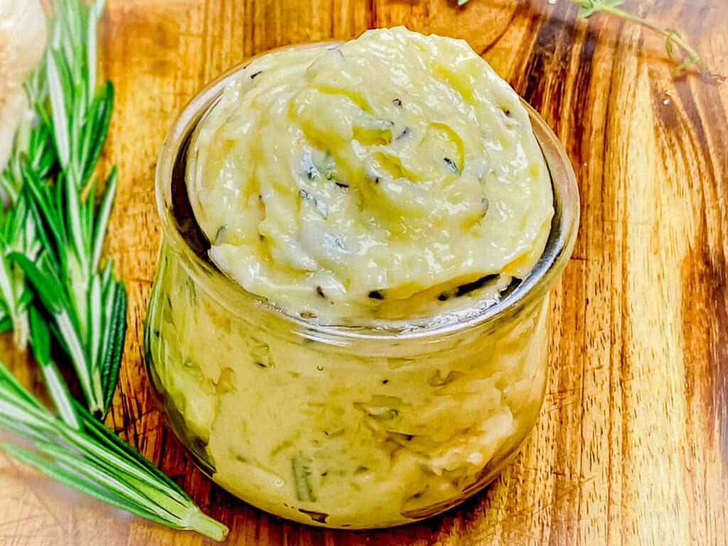 roasted garlic herb butter_4968
