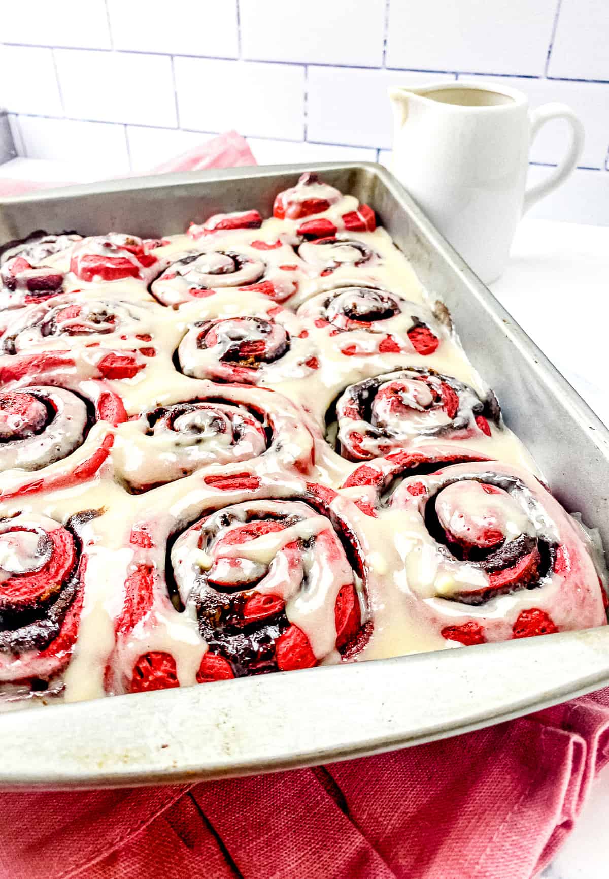 red velvet cinnamon rolls (overnight)_7074