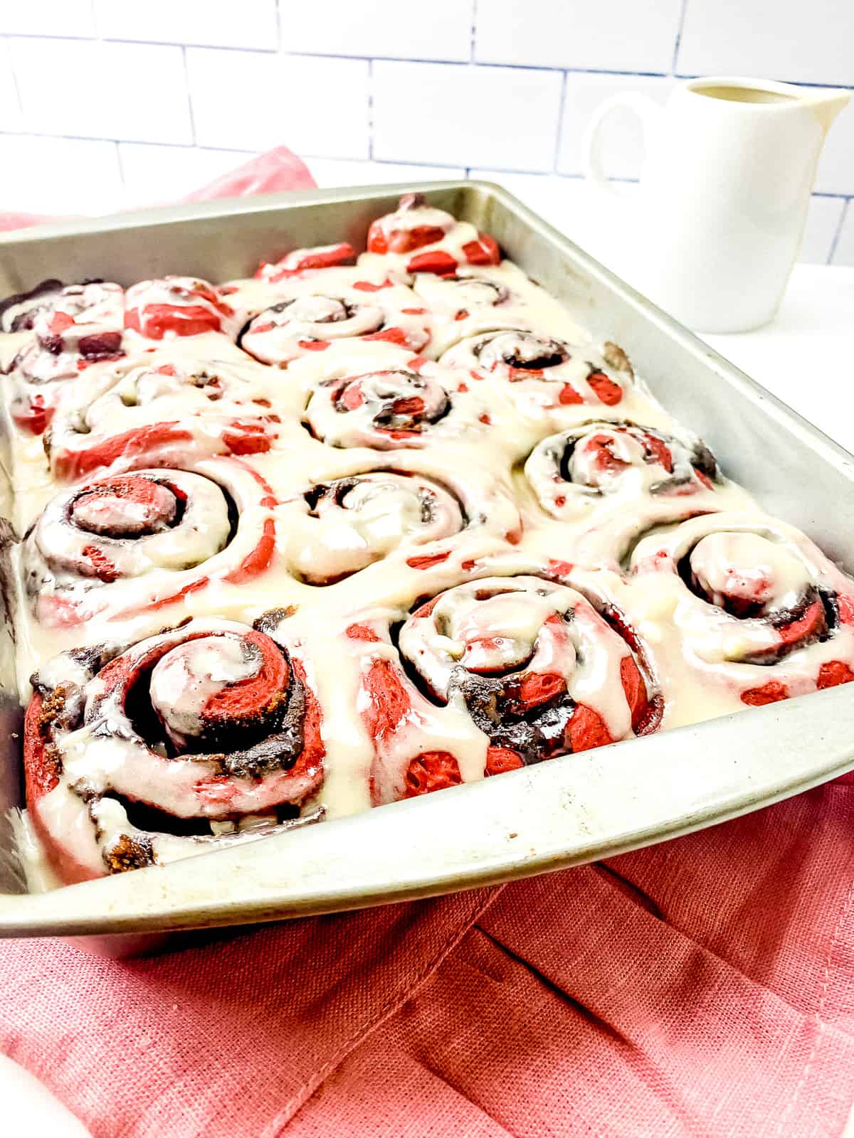 red velvet cinnamon rolls (overnight)_7080