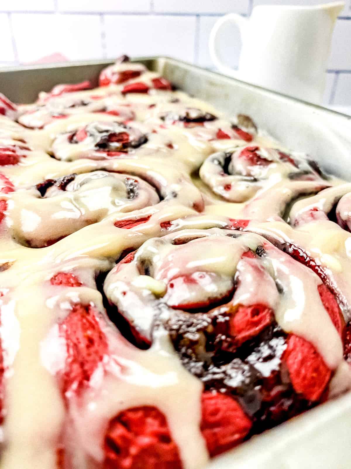 red velvet cinnamon rolls (overnight)_7081