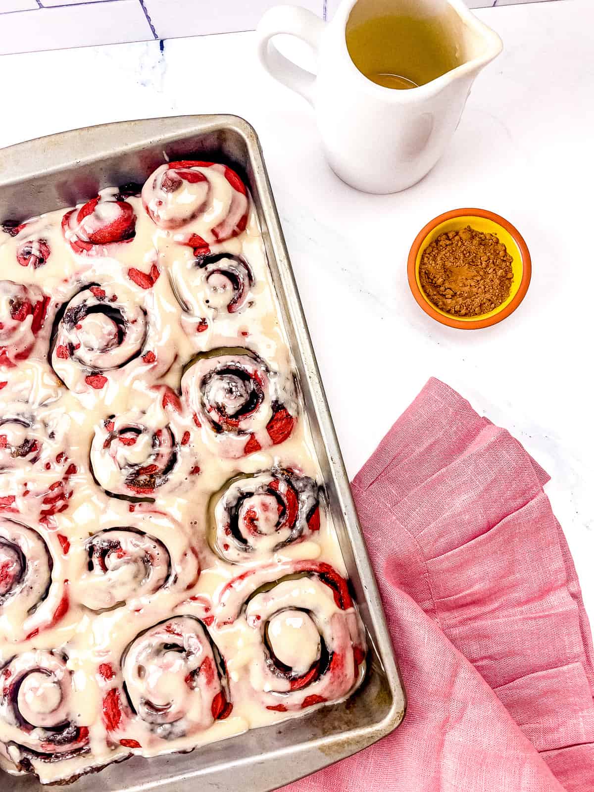 red velvet cinnamon rolls (overnight)_7083