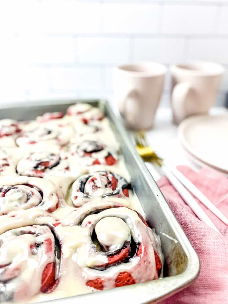 red velvet cinnamon rolls (overnight)_7084