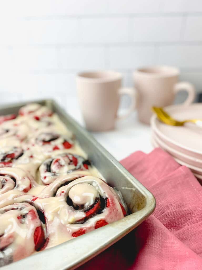 red velvet cinnamon rolls (overnight)_7089