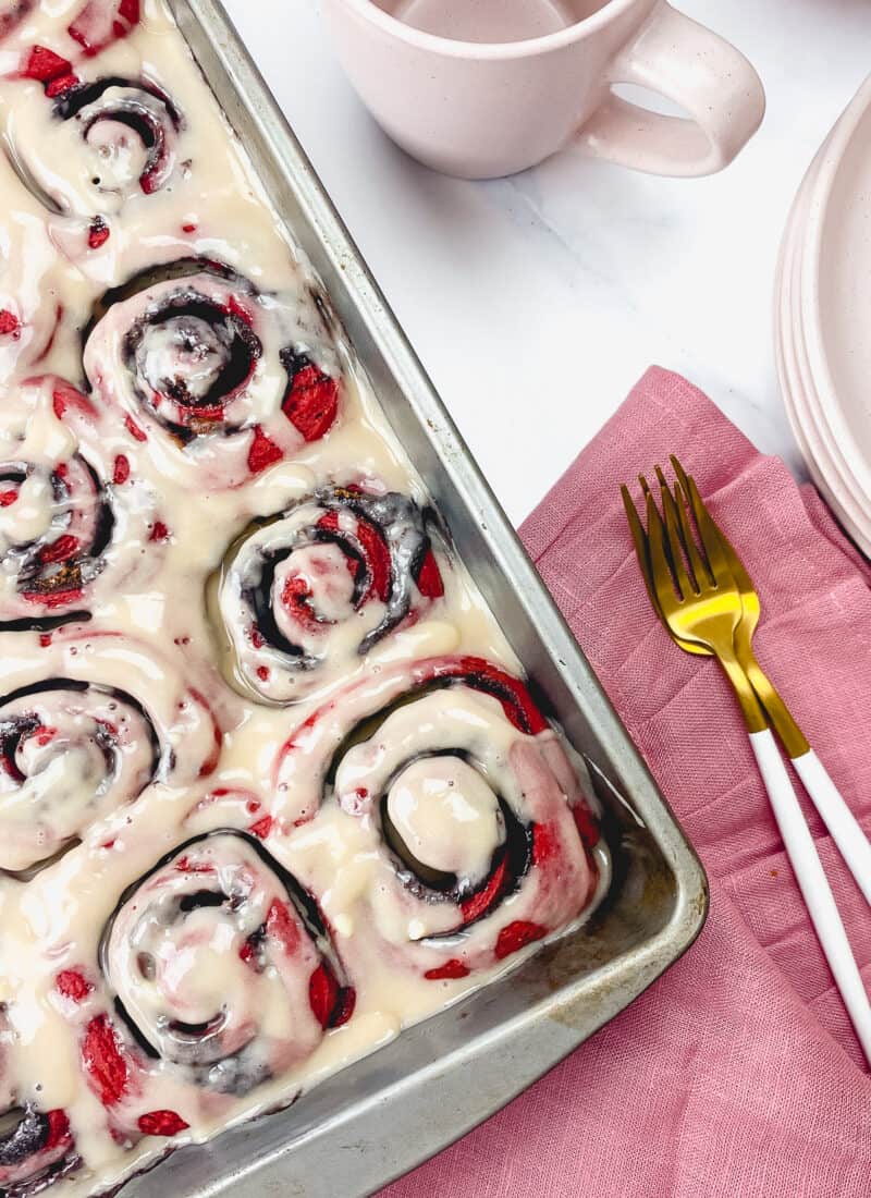 red velvet cinnamon rolls (overnight)_7092