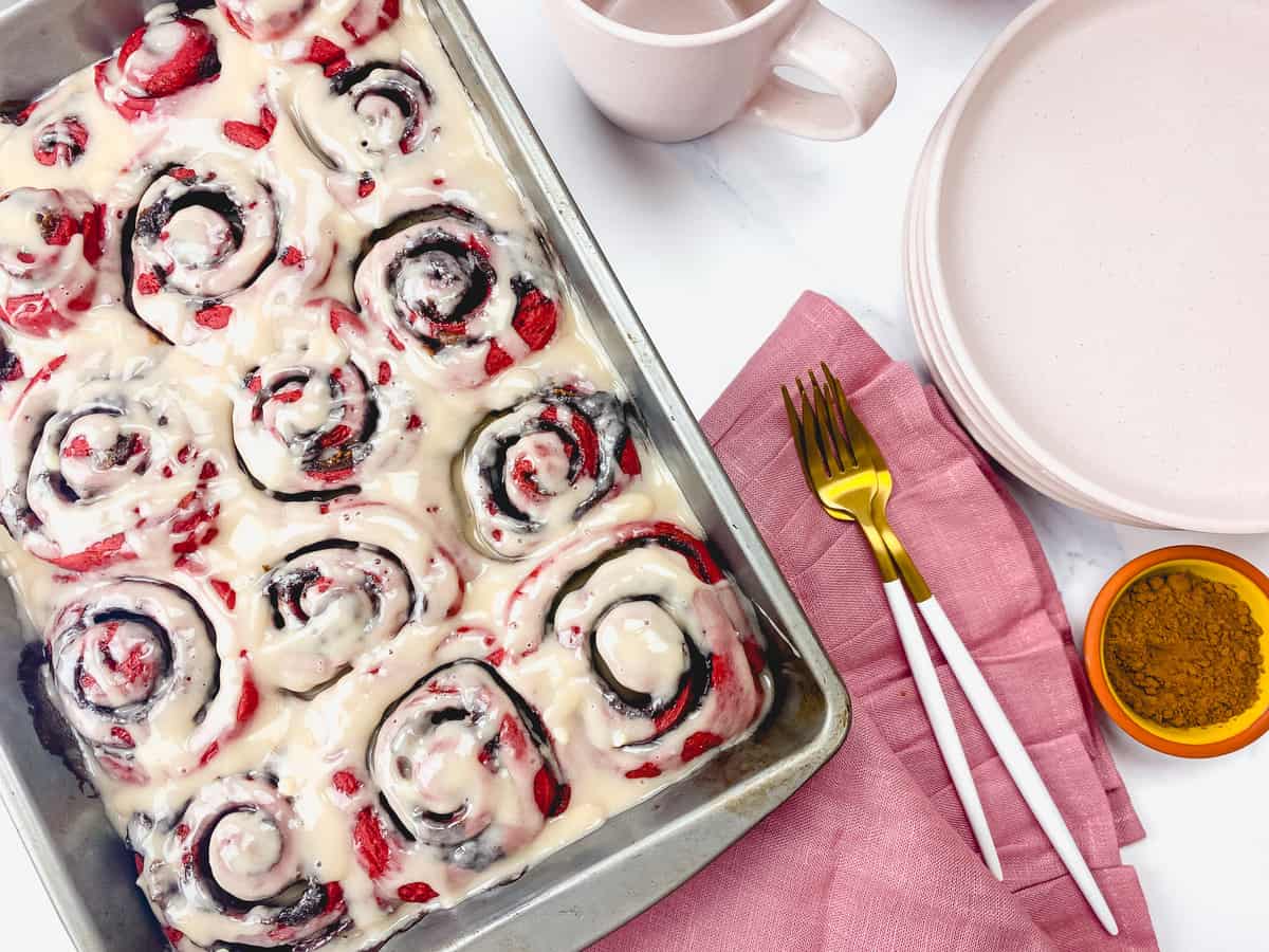 red velvet cinnamon rolls (overnight)_7092