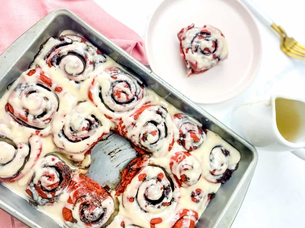 red velvet cinnamon rolls (overnight)_7096