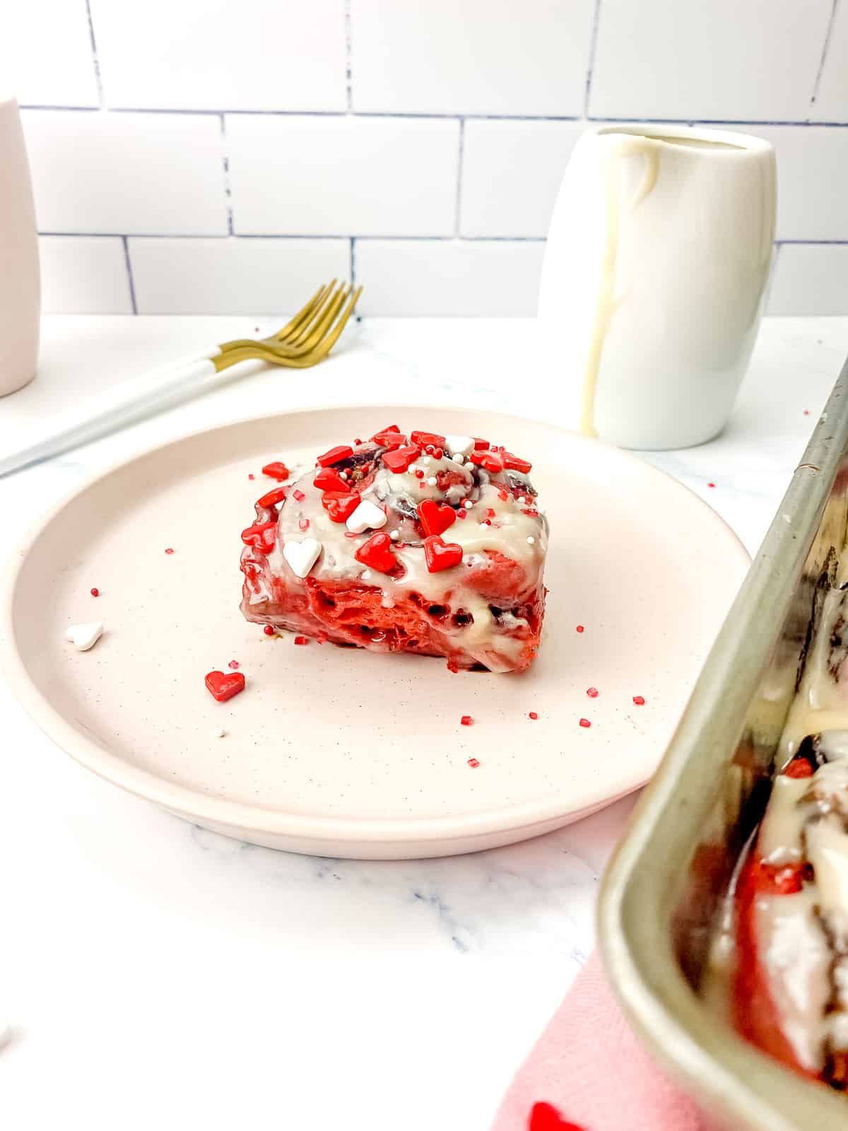 red velvet cinnamon rolls (overnight)_7099