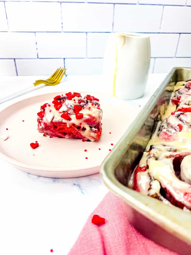 red velvet cinnamon rolls (overnight)_7100
