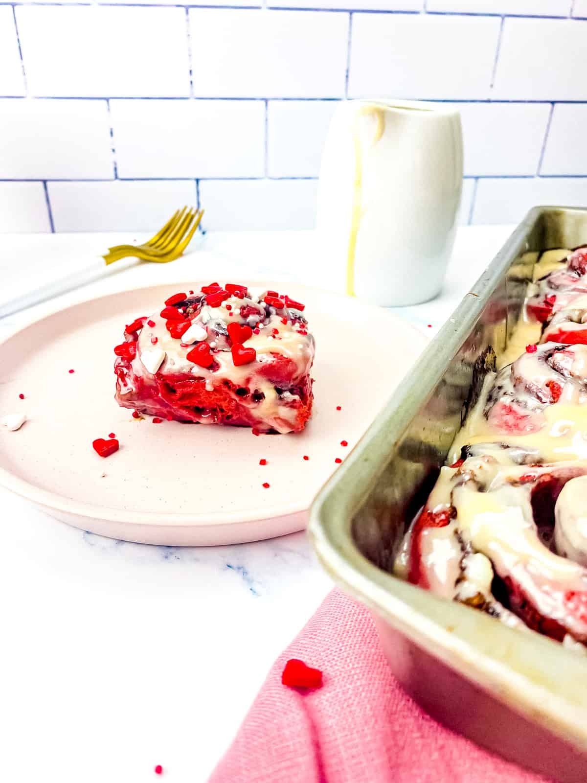 red velvet cinnamon rolls (overnight)_7100