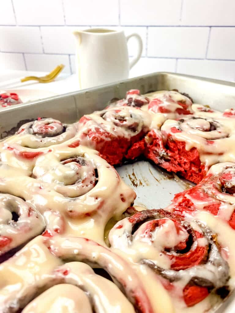 red velvet cinnamon rolls (overnight)_7103