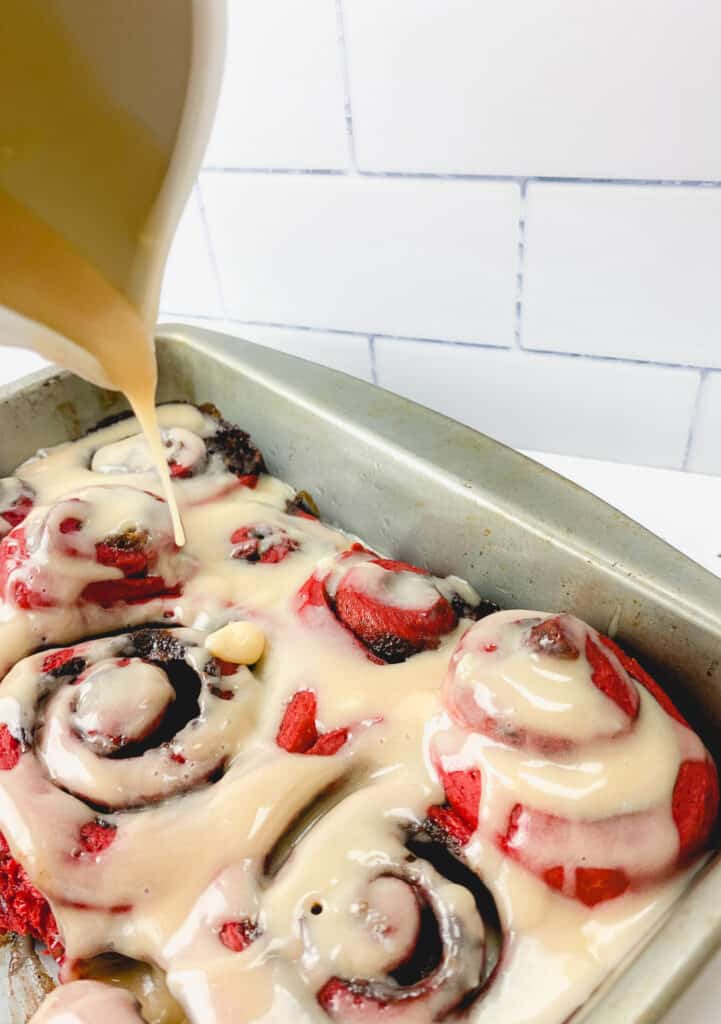 red velvet cinnamon rolls (overnight)_7110