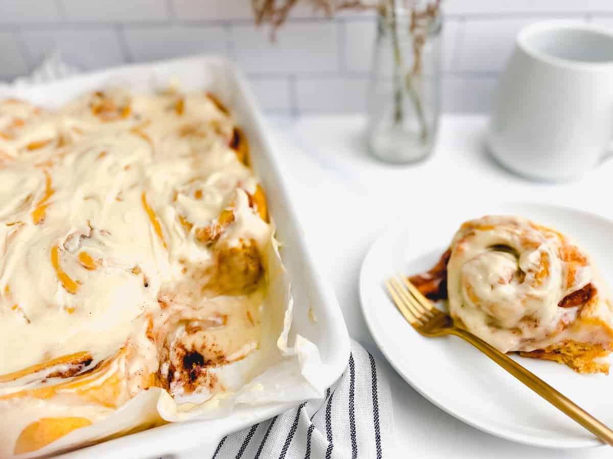pumpkin spice cinnamon roll_6899