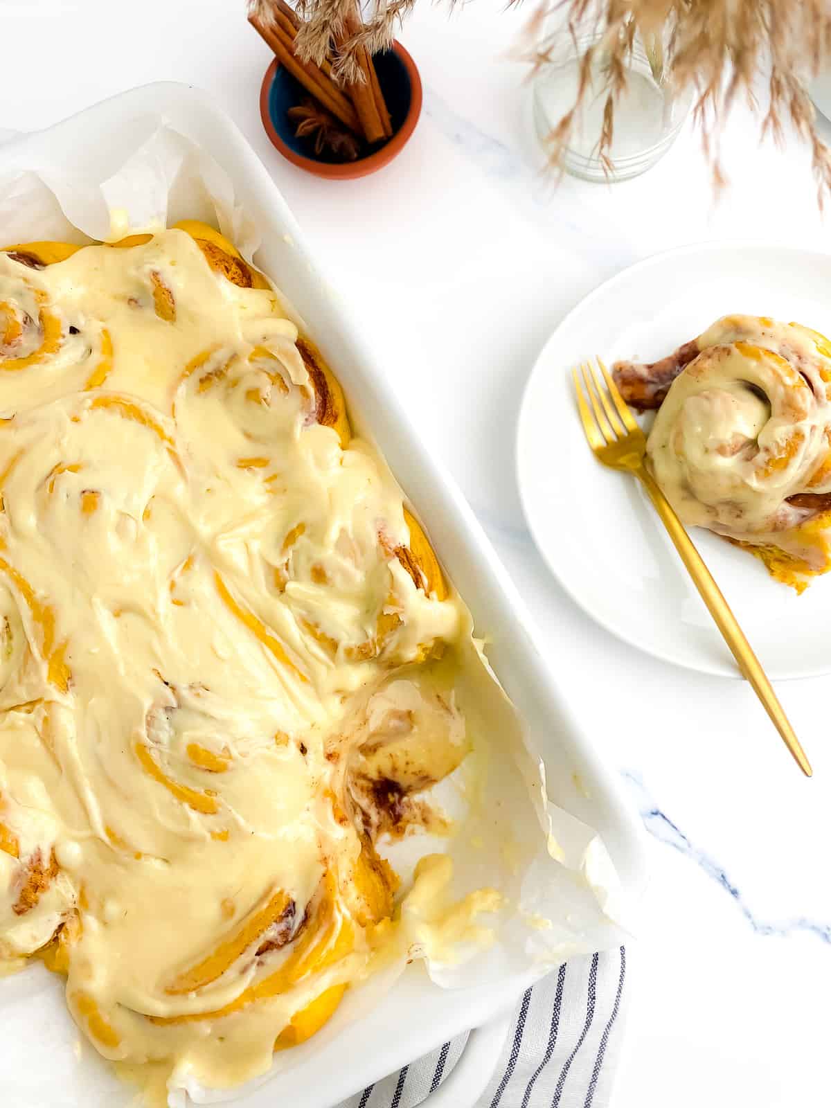 pumpkin spice cinnamon roll_6904