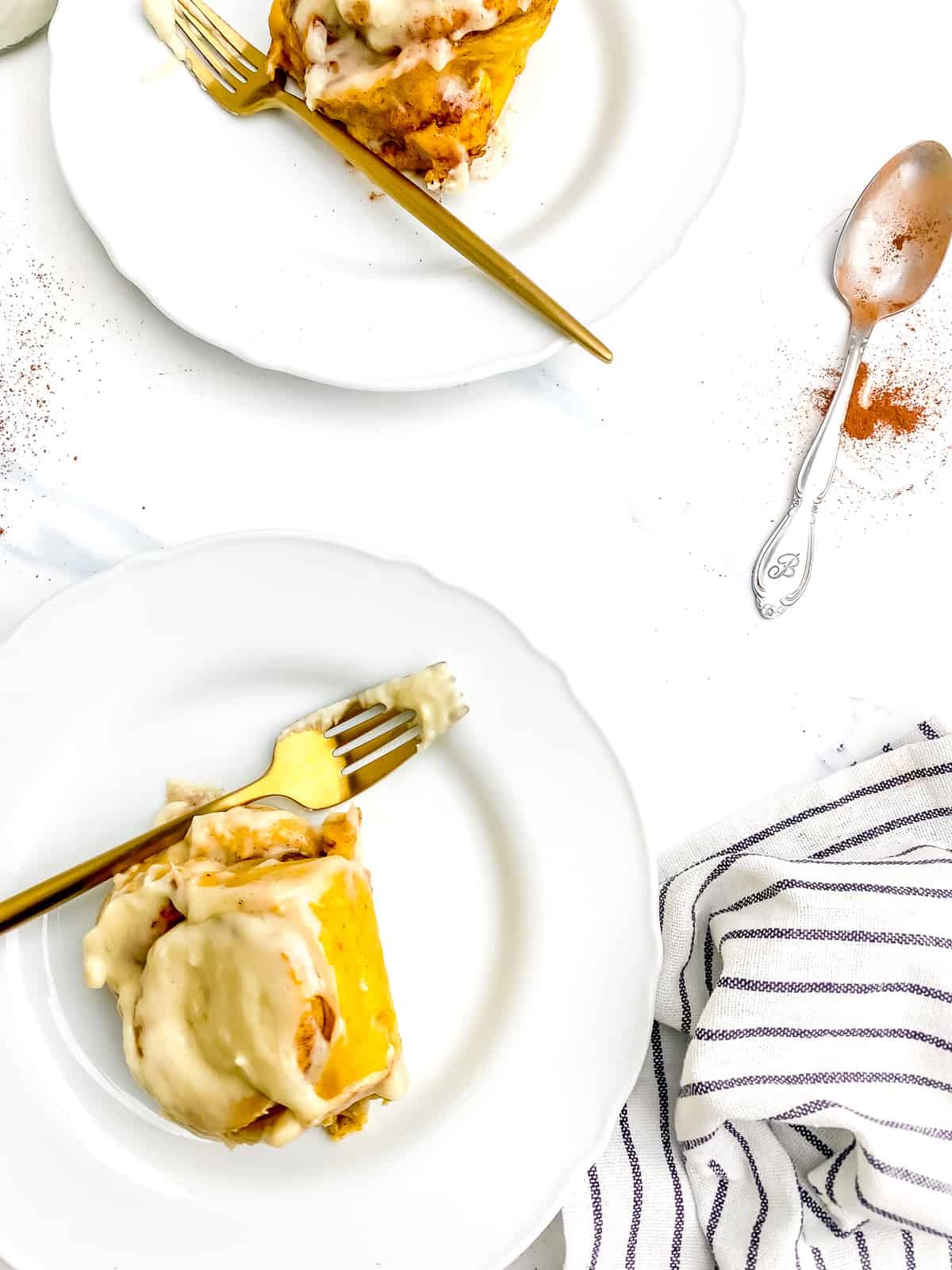 pumpkin spice cinnamon roll_6937